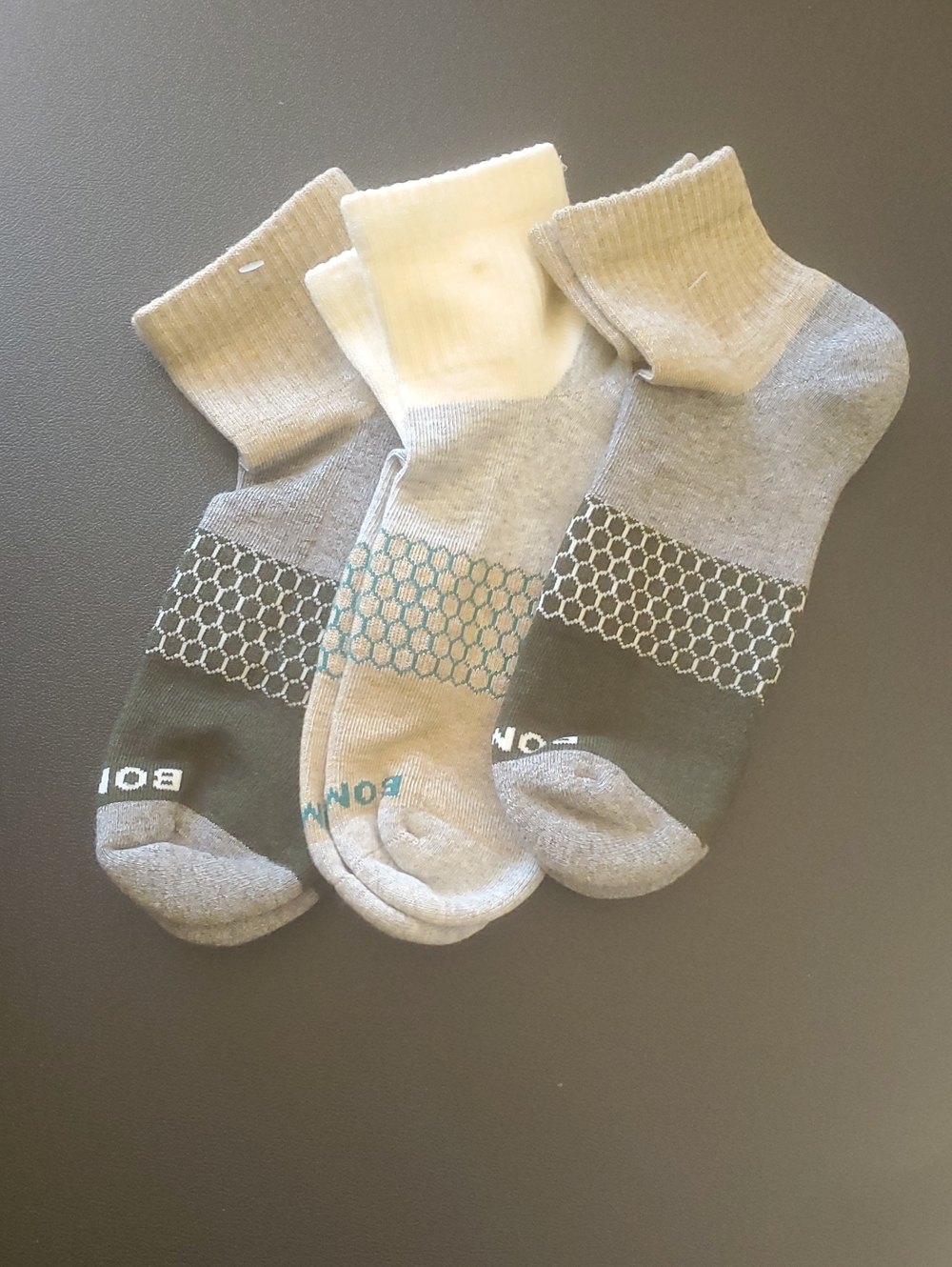 3 PAIR OF BOMBAS TRI-BLOCK CUSHIONED QUARTER SOCKS IN MULTI /SZ:LARGE